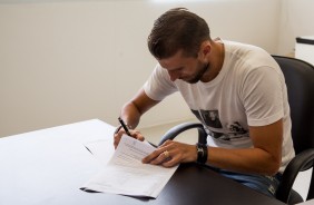 Henrique oficializou seu contrato com o Corinthians