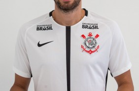 J trajado com o uniforme corinthiano, Henrique agora  oficialmente zagueiro do Timo