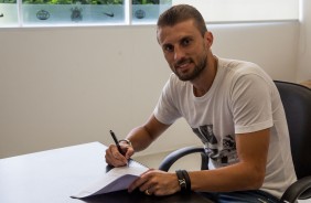 O zagueiro Henrique enfim assinou contrato com o Timo