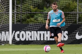 O zagueiro Henrique faz seu primeiro treino junto ao elenco corinthiano