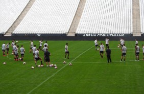 Jogadores se renem do campo da Arena Corinthians