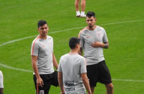 Jogadores se renem do campo da Arena Corinthians