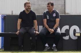 Cléber Xavier, auxiliar de Tite na seleção, e Fábio Carille acompanharam o treino do Corinthians