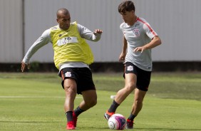 Emerson Sheik e Mateus Vital no treino deste sbado no CT