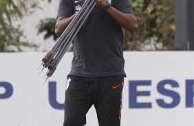 Fabinho levando todo equipamento para o treino desta manhã no CT Joaquim Grava