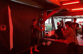 Fagner posa com nova chuteira em evento em São Paulo