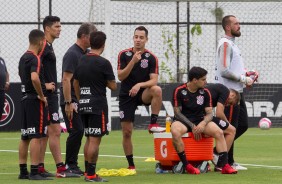 Jogadores reunidos durante treinamento de hoje no CT