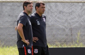 Leonardo Cuca e Fbio Carille comandando o treino dos jogadores no CT