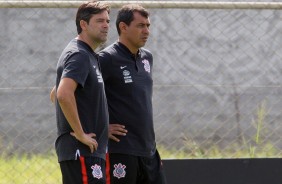 Leonardo Cuca e Fábio Carille comandando o treino dos jogadores no CT