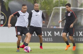 Maycon, Sheik e Fagner durante atividade da tarde deste domingo no centro de treinamentos