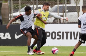 Moisés e o goleiro Caíque França no treinamento de hoje