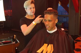 Pedrinho aderindo ao novo corte de cabelo no evento da Nike, neste sbado