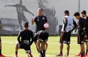 Preparador físico passa instruções ao elenco durante o treino no CT
