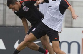 Rodriguinho e Pedrinho durante disputa de bola no treino deste domingo no CT