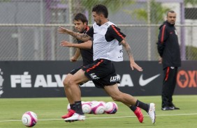 Romero e Pedro Henrique em disputa de bola no treino deste domingo no CT