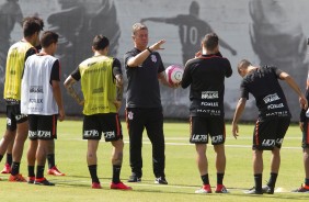 Walmir Cruz conversa com os jogadores durante o treino no CT