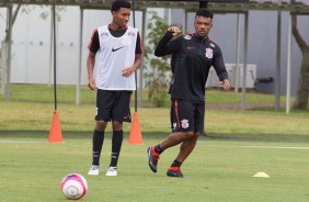 Warian e Paulo Roberto durante atividade no CT