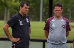 Carille e Fernando Diniz durante o jogo-treino entre Atlético-PR e Corinthians no CT