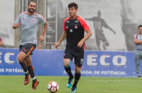 Danilo jogando no CT contra o Atlético-PR em partida amistosa no CT