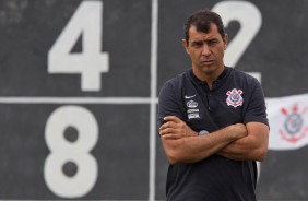 Fábio Carille com semblante sério por conta da derrota no jogo-treino contra o Atlético-PR