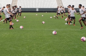 Jogadores em aquecimento para o jogo-treino contra o Atlético-PR