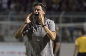 Leonardo Cuca passa instruções para o time durante o jogo contra o Red Bull Brasil
