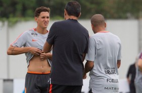 Mateus Vital conversa com Carille durante o jogo-treino entre Atlético-PR e Corinthians no CT