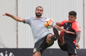 O meia Danilo atuando contra o Atlético-PR em jogo-treino no CT Joaquim Grava