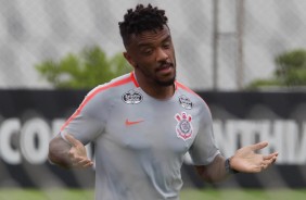 O volante Paulo Roberto durante o jogo-treino entre Atlético-PR e Corinthians no CT