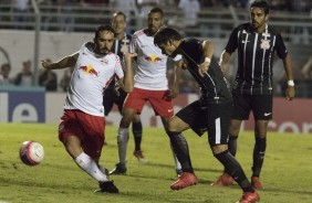 Romero durante jogada que culminou no gol contra marcado pelo zagueiro Tiago Alves do Red Bull