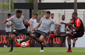 Yago e Pedro Henrique durante o jogo-treino entre Atltico-PR e Corinthians no CT