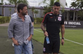 Dulio Monteiro e Ralf caminham pelo CT durante apresentao oficial do jogador