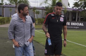 Duílio Monteiro e Ralf caminham pelo CT durante apresentação oficial do jogador