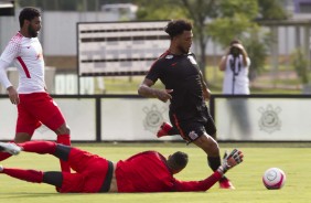 Kazim perdeu tima chance durante o jogo-treino contra o RB Brasil no CT corinthiano