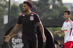 O gringo Kazim participou de atividade amistosa contra o RB Brasil no CT