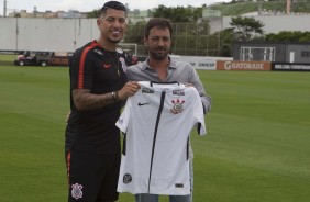 Ralf e Dulio posam para foto com a camisa do Corinthians