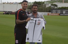 Ralf e Duílio posam para foto com a camisa do Corinthians