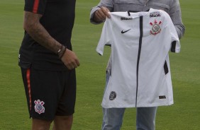 Ralf recebe de Dulio a camisa do Corinthians
