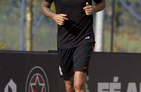 Vilson, que vem de sria leso, corre no gramado durante tarde de jogo-treino no CT