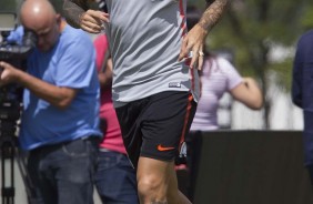 Fagner corre no gramado durante treinamento de hoje no CT