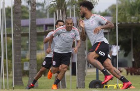 Jogadores correm no CT Joaquim Grava