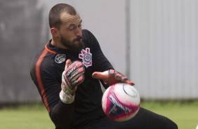 O goleiro Walter treina para voltar a ser relacionado aps leso que o tirou de campo