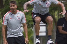 Os volante Jean e Ralf no treino de hoje no CT