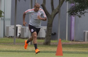 Sheik corre no CT Joaquim Grava durante treino de olho no Palmeiras