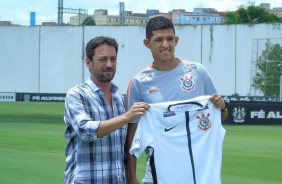 Duílio e Matheus Matias; O atacante recebeu a camisa do Corinthians das mãos do dirigente