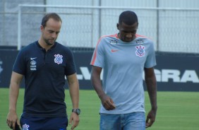 Fabrício do Prado e Marllon caminhando no CT
