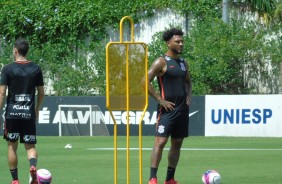 Kazim durante o treinamento desta manh no CT