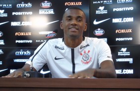 O zagueiro Marllon concedeu entrevista coletiva durante sua apresentação no CT
