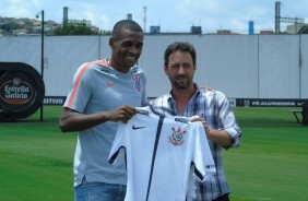 O zagueiro Marllon recebe das mãos de Duiílio o manto sagrado corinthiano