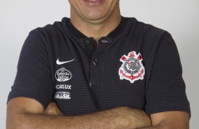 Até o Carille abriu o sorrisão para a foto 3x4 do elenco
